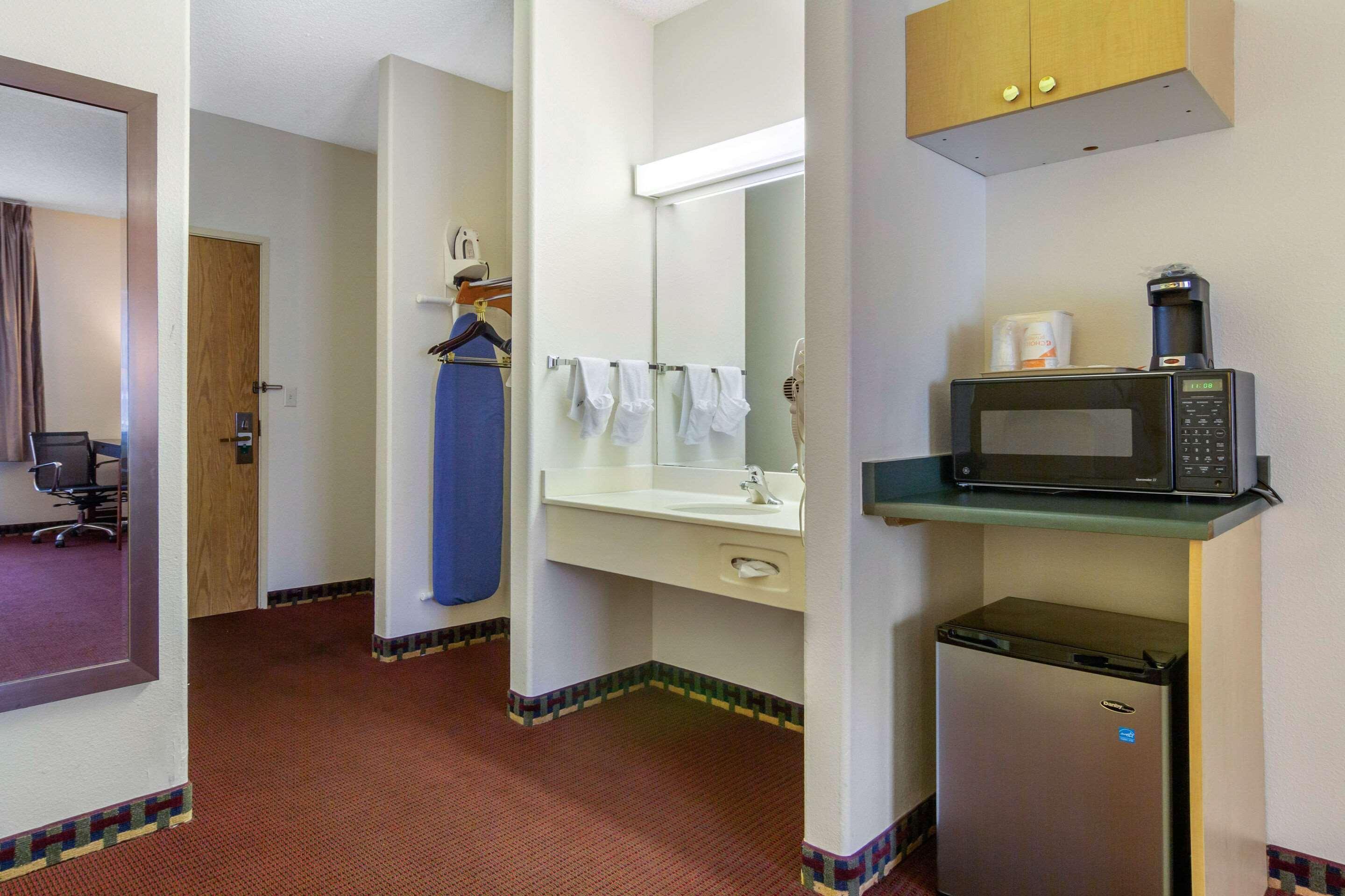 Quality Inn & Suites Lakewood - Denver Southwest Exteriör bild